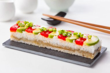 Oshizushi, suşi bir kutu içinde preslenmiş