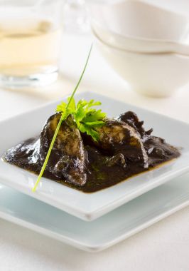 İspanya küçük kalamar chipirones, mürekkeple denir..