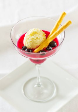 Yaban mersini tatlı bir bardakta servis