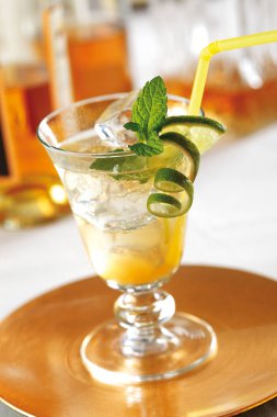 Mojito Royal ROM, limon, nane yaprakları ve şampanya ile kokteyl.