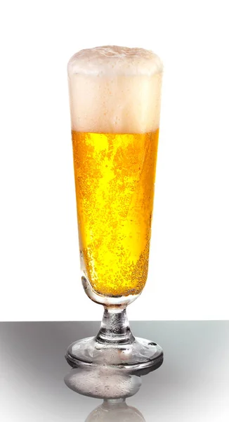 さわやかなピルスナー ビールのあふれるガラス — ストック写真