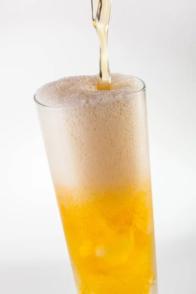 グラスにビールをさわやかなピルスナーを注ぐ — ストック写真