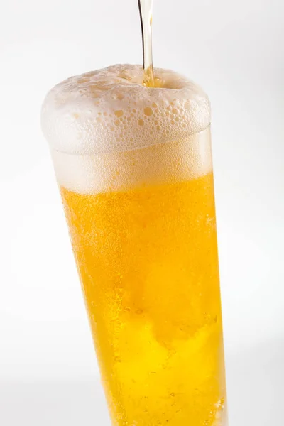 さわやかなアイス冷たいピルスナー ビールを提供 — ストック写真