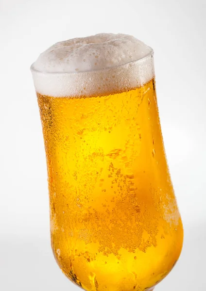 ビールの冷たいガラスのクローズ アップ — ストック写真
