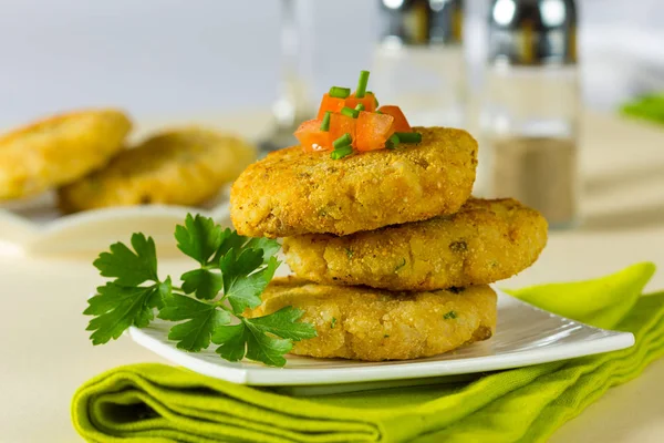 Vegetariánské hamburger karbanátky z rýže a cizrny. — Stock fotografie