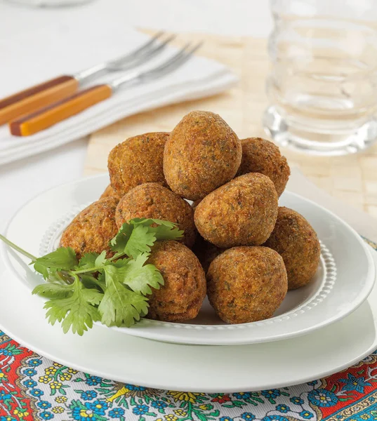 Palle di falafel servite su un piatto . — Foto Stock