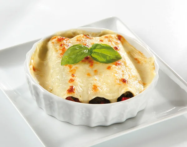 Canelones de carne con salsa bechamel gratin — Foto de Stock