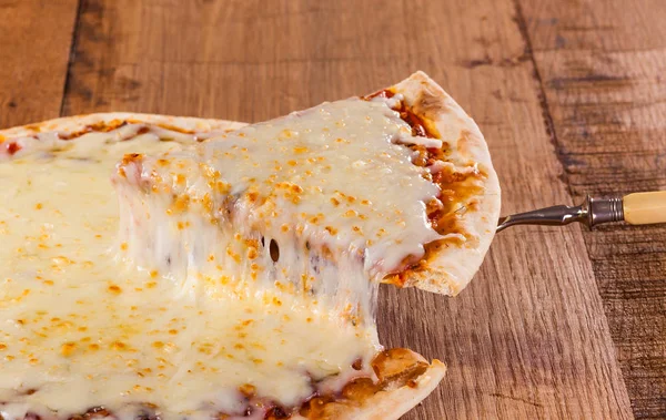 Levantar uma fatia de pizza quente com queijo derretido — Fotografia de Stock