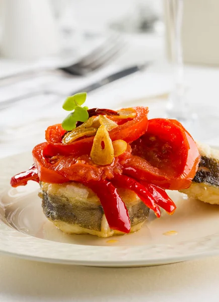 Смажений хвойник з болгарським перцем, помідором і часником — стокове фото