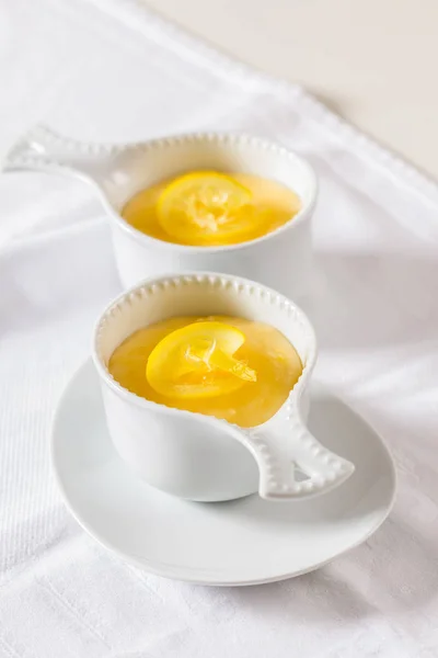 Десерт из лимонного крема — стоковое фото