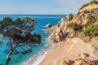 Calella yakınındaki pastoral sıcak plaj