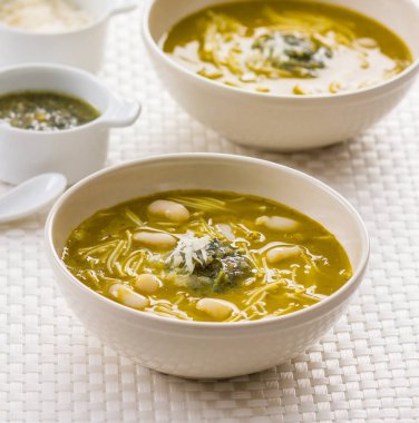 Fasulye çorbası noodles ile