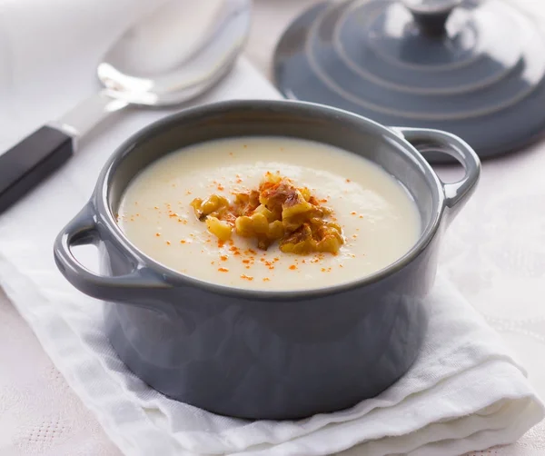 Sopa de agrião servida com torradas e queijos — Fotografia de Stock