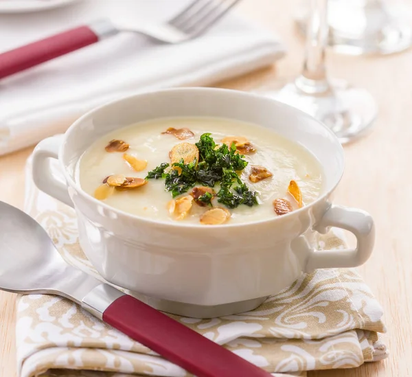 Waterkers soep geserveerd met toast en vijgenconfituur — Stockfoto