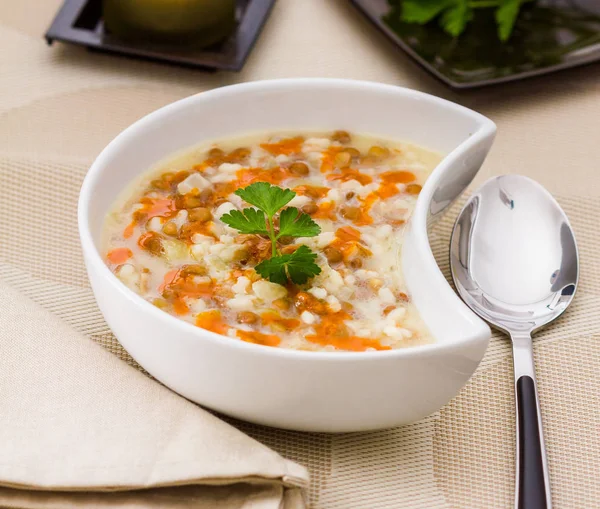 Домашняя чечевица и рисовый суп — стоковое фото