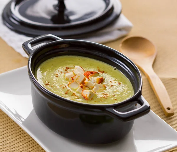 Courgette crème soep in een kookpot zwart — Stockfoto