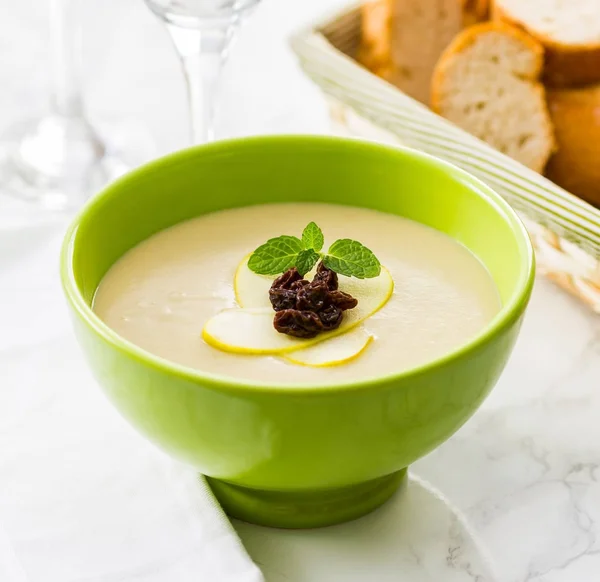 Cream soup with apple — Stock Photo, Image