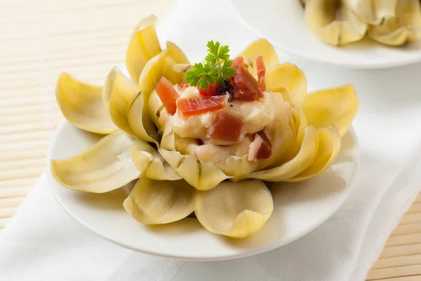 Artichoke appetizer in flower shape — Stock Photo, Image