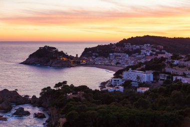 Tossa de Mar, Costa Brava, İspanya. Gün batımında görüntülemek.