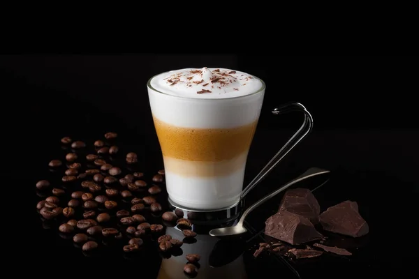 Capuccino Koffie Geserveerd Een Glas Met Koffiebonen Chocolade Zwarte Achtergrond — Stockfoto