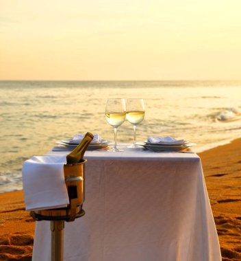 Beyaz şarap sahilde