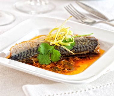 Bir deniz ürünleri sos ile hazırlanmış uskumru.