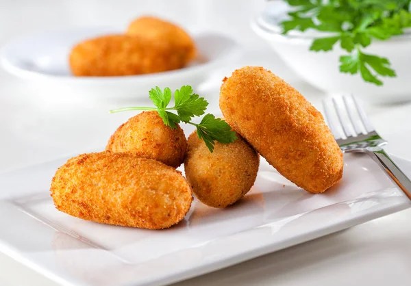 Croquete espanhol tradicional caseiro em um garfo no fundo