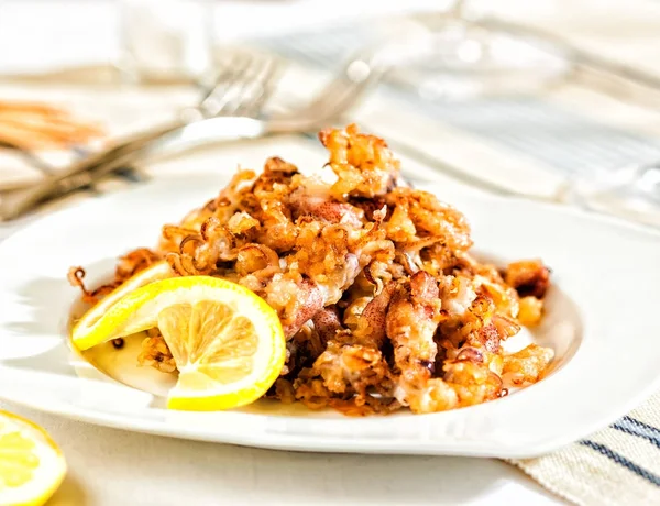 Un delicioso plato de calamares fritos, servido como tapa — Foto de Stock