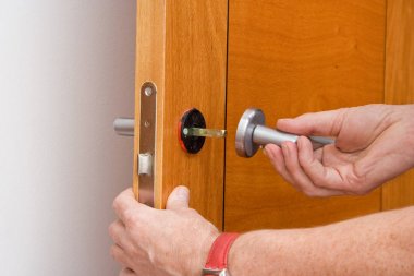 Bir kapı kolu tamir tamirci