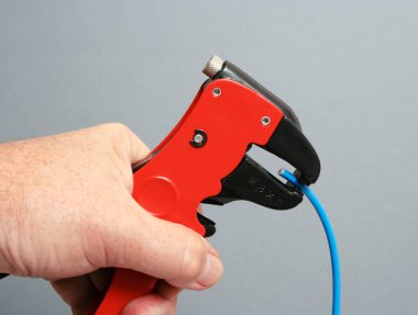 Özel bir araç ile sıyırma elektrik telleri