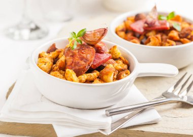 İspanyol migas çanak Chorizo, sarımsak ve ekmek kırıntıları ile yapılan