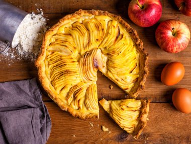 Ev yapımı elmalı turta.