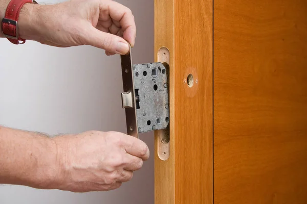 Handyman reparar uma maçaneta da porta — Fotografia de Stock