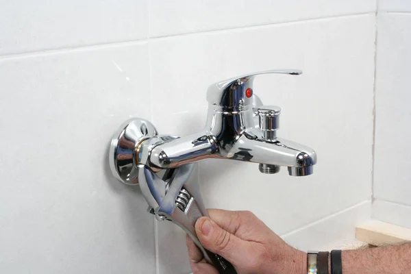 水管工修理浴室的水龙头 — 图库照片