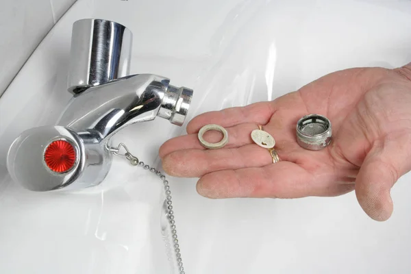 Loodgieter herstellen van een kraan in een badkamer — Stockfoto