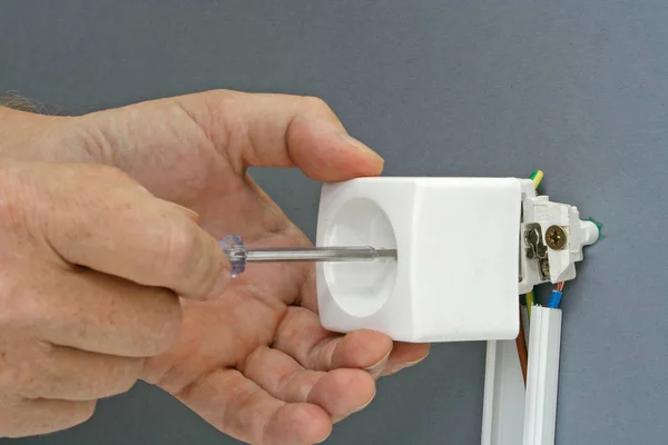 Bir elektrik prizi yüzey montaj elektrik kablolama cha ile yükleme — Stok fotoğraf