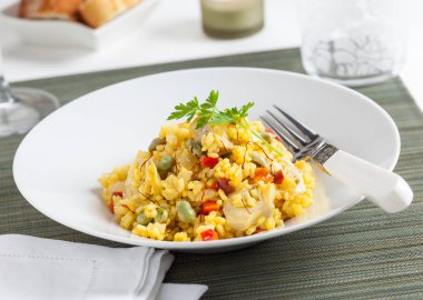 Bir tabak pirinç sebze ve safran.