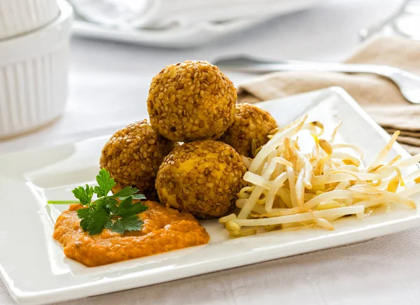 Palline di falafel ricoperte di sesamo — Foto Stock