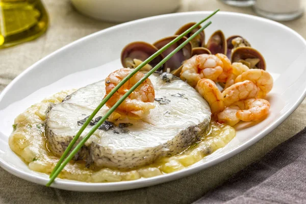 Midye ve karides ile hake çanak