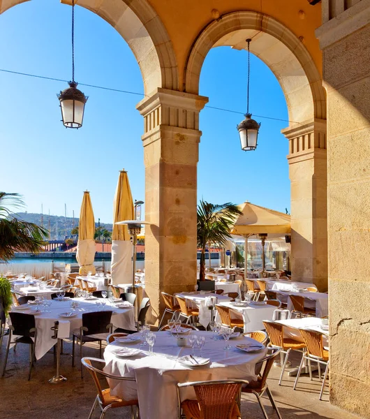 Barcelona açık restaurant masa ve sandalyeler