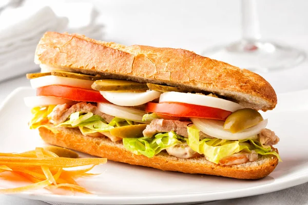 Свіжий здоровий бутерброд багет — стокове фото