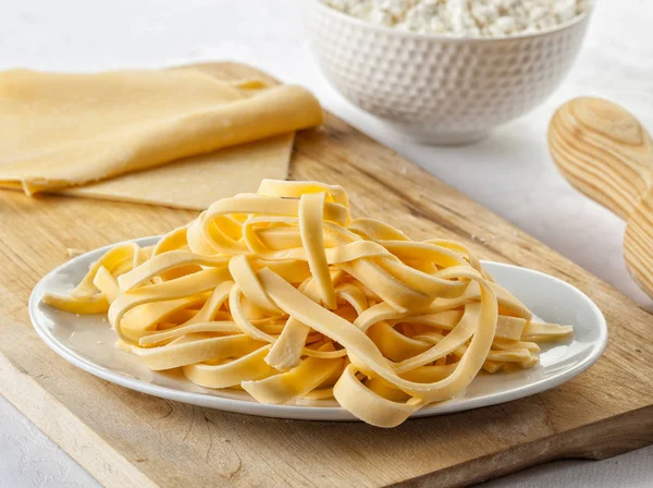 Ev yapımı tagliatelle makarna ile kesme tahtası
