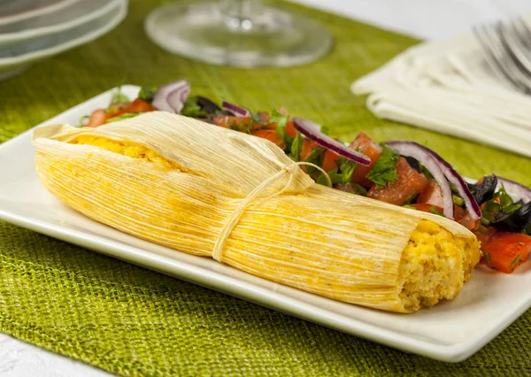 Tamales csomagolva kukorica levelek — Stock Fotó