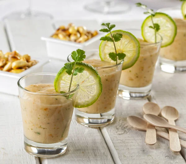 Pequeño vaso de la marinada del ceviche llamado leche de tigre — Foto de Stock