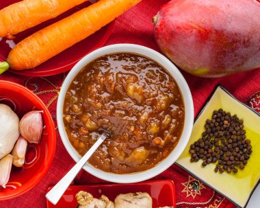 Mango chutney malzemelerle