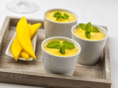 Mango mousse üç tabak