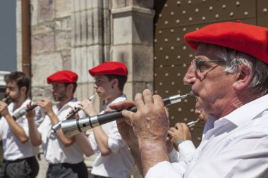 St-Etienne-De-Baigorry, Fransa-10 Haziran 2017: Bask müzisyenler ve dansçılar kilise önünde yerel bir kutlama sırasında.