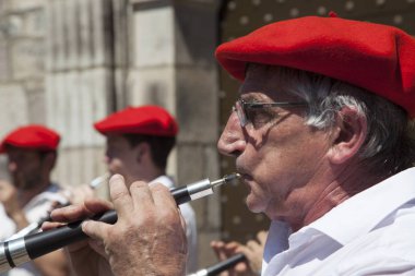 St-Etienne-De-Baigorry, Fransa-10 Haziran 2017: Bask müzisyenler ve dansçılar kilise önünde yerel bir kutlama sırasında.