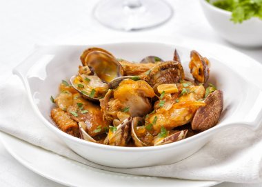 Tavuk ve istiridye yemek. Tipik İspanya ve Portekiz.