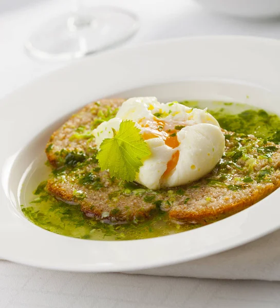Acorda es una sopa de pan típica portuguesa con huevos escalfados . — Foto de Stock